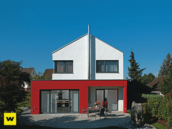 Modernes Einfamilienhaus mit roter Fassade und Garten, energieeffizientes Bauen.